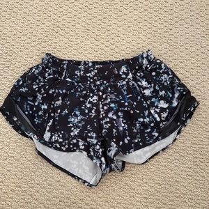 LULULEMON HOTTY HOT SHORTS 2.5